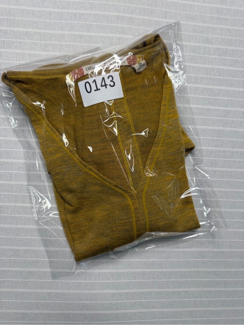 Chelsea & Violet Mustard Heathered V-Neck Top – Size Small 🤎 - Picture 9 of 9